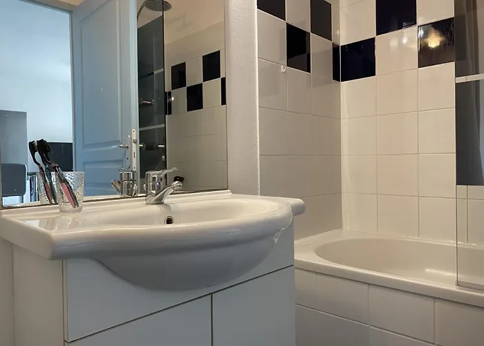 3 Etoiles Avec Climatisation Et Parking Proche - Fr-1-338-426