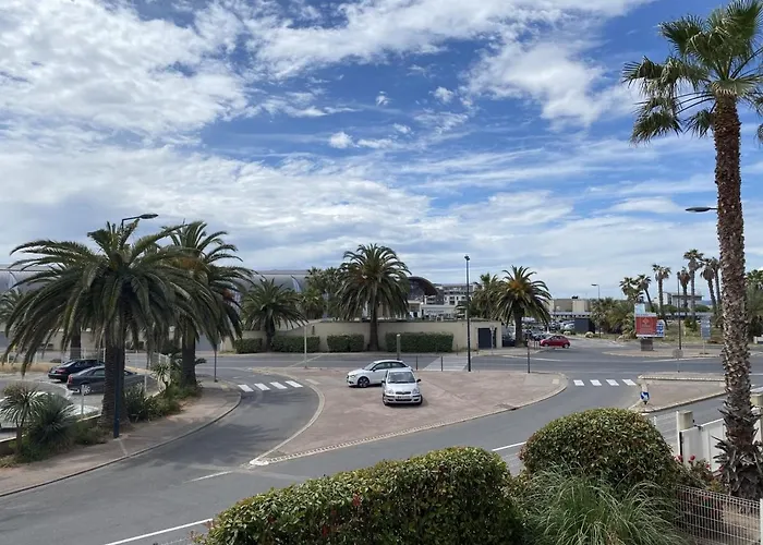 3 Etoiles Avec Climatisation Et Parking Proche - Fr-1-338-426 *